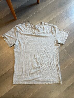 Men’s Lululemon gray V neck T shirt (Sz XL)